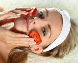 گوجه فرنگی یک روشن کننده طبیعی برای تیرگی های پوست